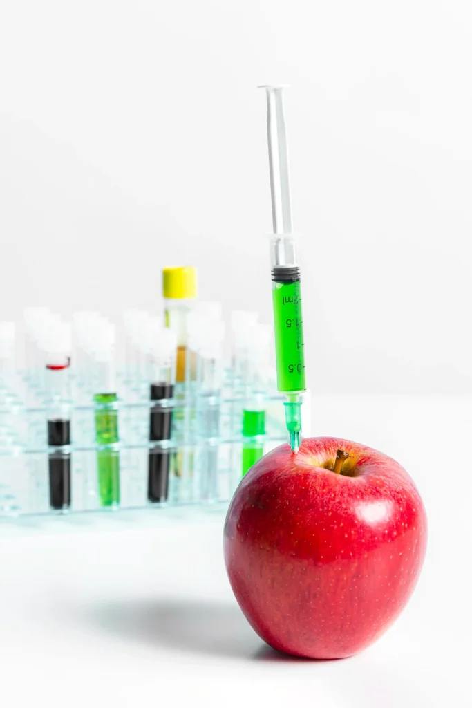 Органолептические исследования фруктов: яблоко и пробирки для лабораторного анализа состава